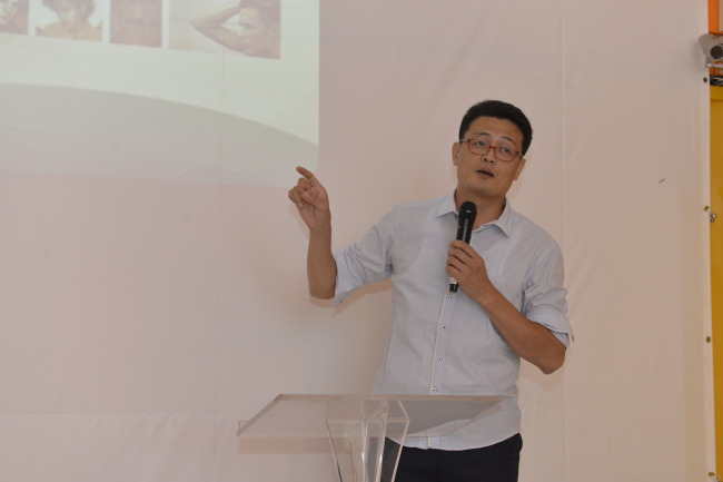 Kim Jong-gyun, trademark examiner of the Trademark and Design Examination Bureau of the Korean Intellectual Property Office, talks about design patent to designers in a lecture held during the Herald Design Week 2013 at Blue Square, Hannam-dong, Seoul. (Chae Seung/Herald Design Week)