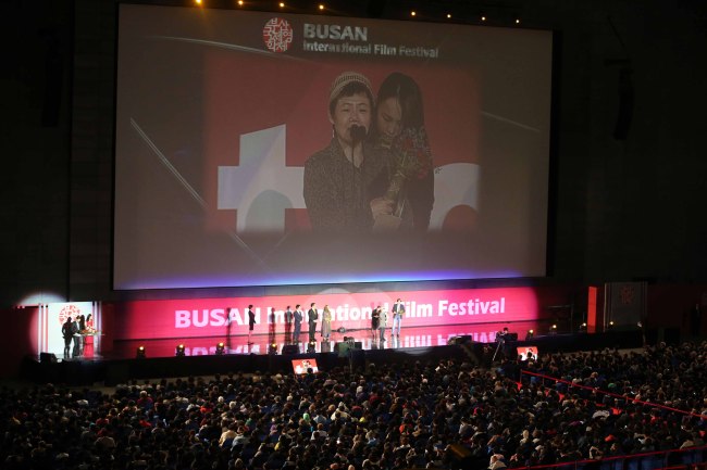 Filmmaker Ahn Seon-kyoung receives the New Currents Award at the closing ceremony of the 18th edition of BIFF at Busan Cinema Center in Busan, Saturday. (Yonhap News)