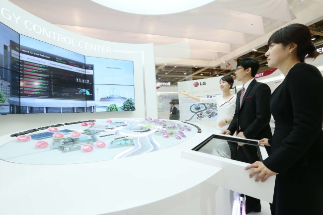 LG Group unveils the energy total solution, which is capable of generating, storing and managing green energy, during the 22nd World Energy Congress Daegu 2013 on Sunday. Spectators look at its energy control center at the event. (LG Group)