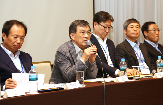 Samsung Electronics’ top management talks with partner companies’ CEOs in Wonju, Gangwon Province, Friday. From left are Samsung Electronics’ mobile division president Shin Jong-kyun, vice chairman Kwon Oh-hyun and appliance division president Yoon Boo-keun. (Samsung Electronics)