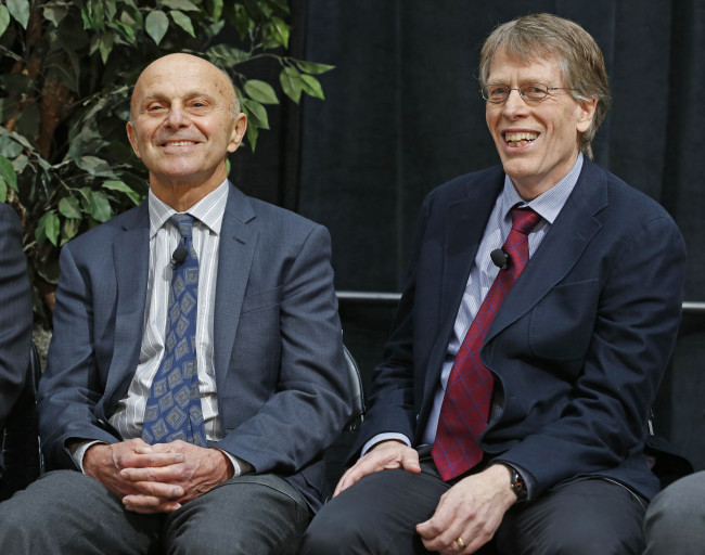 Nobel Prize winners Eugene Fama (left) and Lars Peter Hansen of the University of Chicago (AP-Yonhap News)