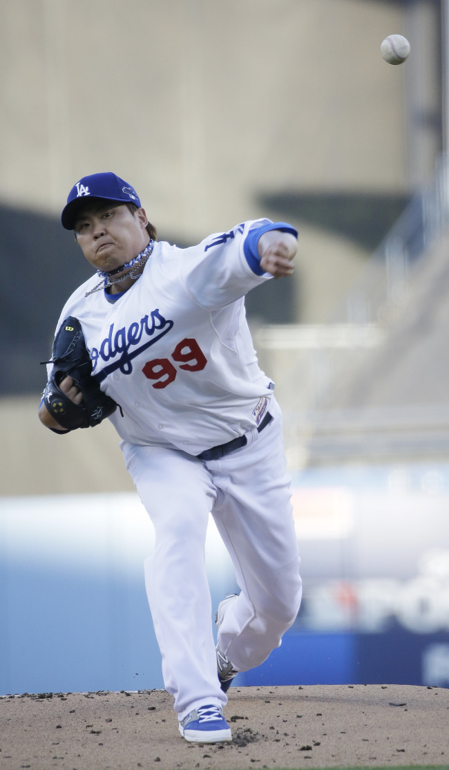 Los Angeles Dodgers starting pitcher Ryu Hyun-jin throws during the first inning of Game 3 of the National League baseball championship series in Los Angeles on Monday. (AP-Yonhap News)