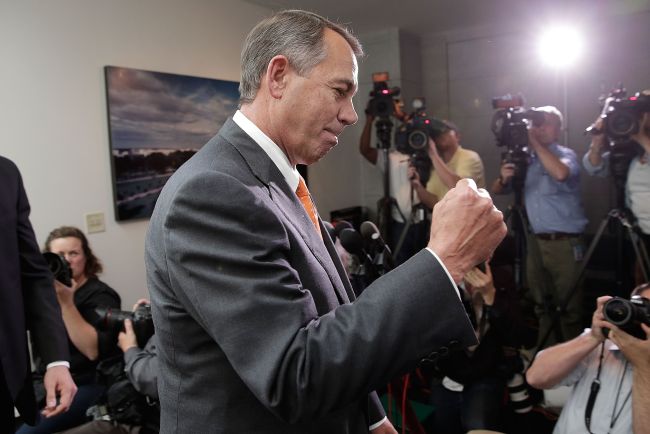 U.S. Speaker of the House John Boehner pumps his fist after leaving a meeting of House Republicans at the U.S. Capitol in Washington, D.C., Wednesday. (AFP-Yonhap News)