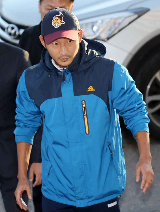 Lee Chun-soo arrives at Incheon Nam-dong Police Station on Wednesday. (Yonhap News)