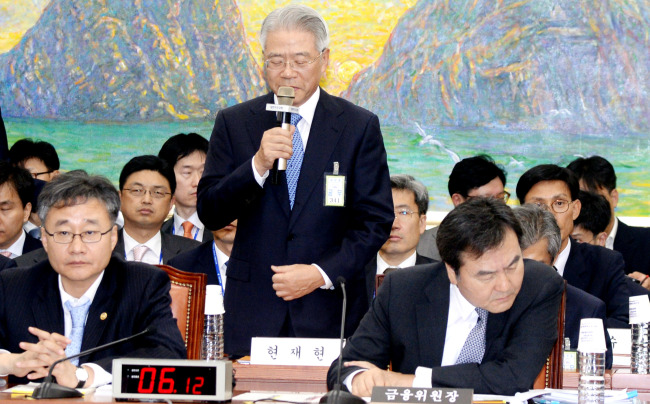 Tong Yang Group chairman Hyun Jae-hyun speaks about the conglomerate’s financial difficulties during a parliamentary audit on the Financial Services Commission on Thursday. (Park Hyun-koo/The Korea Herald)