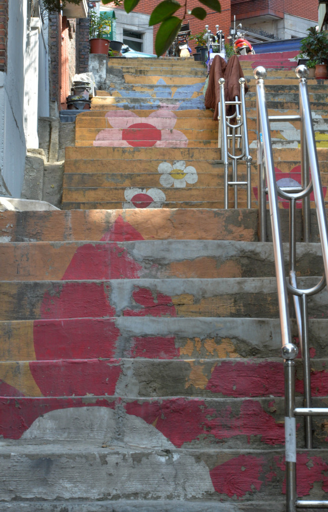 Stairways are painted in the design street of Sogeumgil, Yeomni-dong, Seoul. (Lee Sang-sub/The Korea Herald)