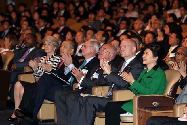 President Park Geun-hye and foreign delegates clap during the opening ceremony for the Seoul Conference on Cyber Space 2013 on Thursday. (Yonhap News)