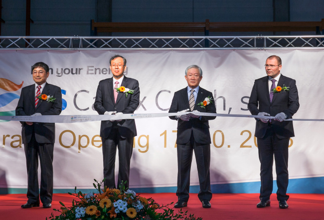 Hyundai Motor Czech CEO Kim Joon-ha (from left), Korean Ambassador to Czech Republic Moon Ha-young, GS Caltex CEO and vice chairman Huh Jin-soo, and Karvina Mayor Tomas Hanzel cut the ribbon at the Korean refiner’s new compounded resin plant in Karvina, Czech Republic, Thursday. (GS Caltex)