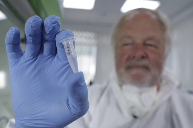 옥스퍼드 대학의 브라이언 사이크스 교수(유전자학)가 DNA 분석용 샘플을 들고 있다. (AP-연합)