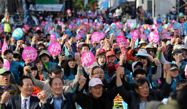 19일 오후 서울 서대문 독립공원에 모인 전국교직원노동조합 소속 교사들이 '전교조 탄압 분쇄 전국 교사 결의대회'를 하고 있다. (연합뉴스)