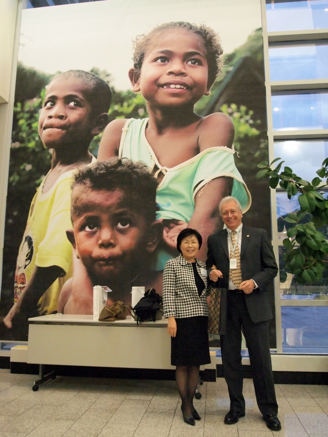 Corea Image Communication Institute president Choi Jung-hwa (left) and International Vaccine Institute director general Christian Loucq pose for a photo at the IVI headquarters on the Seoul National University campus in Seoul last week. (CICI)