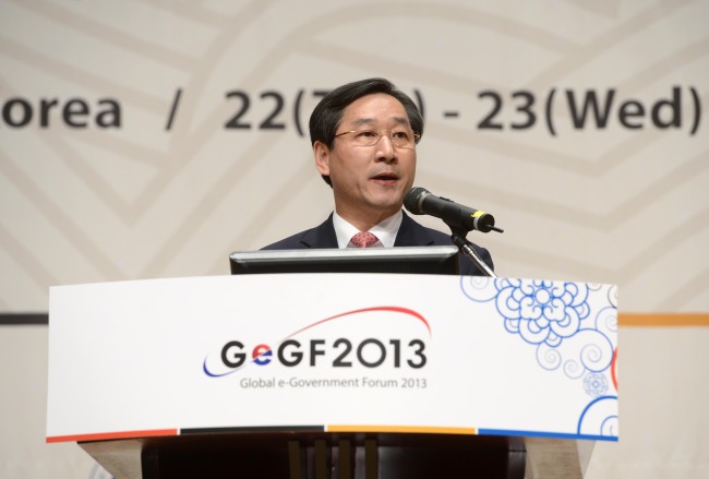 Minister of Security and Public Administration Yoo Jeong-bok delivers an opening speech during the Global e-Government Forum 2013 in Ilsan on the outskirts of Seoul on Tuesday as hundreds of officials and experts from some 50 countries gather for the two-day event co-hosted by the U.N. and the Korean government under the theme of “Smart Government and Smart Society.” (Park Hae-mook/The Korea Herald)