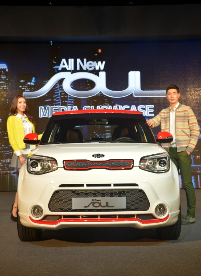 Models pose with the redesigned 2014 Kia Soul at a ceremony in Seoul on Tuesday. (Kim Myung-sub/The Korea Herald)