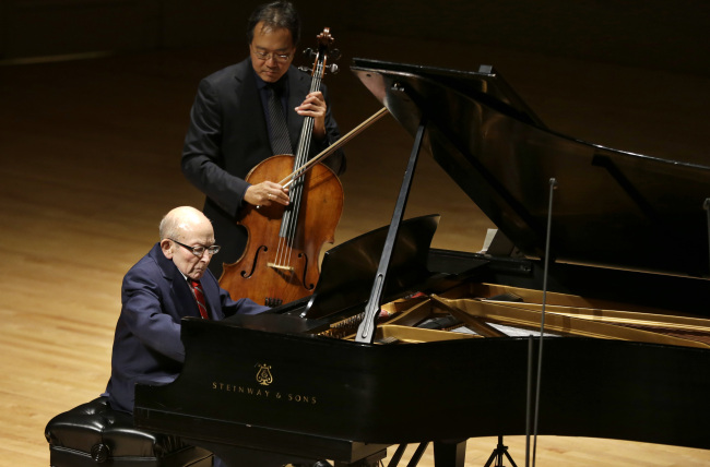 Holocaust survivor George Horner (front left) performs with cellist Yo-Yo Ma on stage at Symphony Hall on Tuesday in Boston. (AP-Yonhap News)