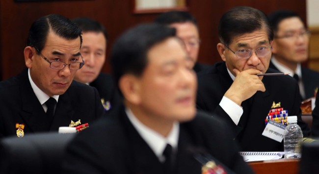 Senior Navy officers look on as Chief of Naval Operations Adm. Hwang Ki-chul (center) is grilled by lawmakers over the controversial construction of a strategic naval base on Jeju during a parliamentary audit in the Gyeryongdae military headquarters in South Chungcheong Province on Wednesday. (Yonhap News)