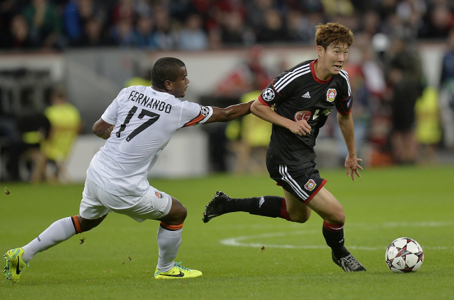 Bayer Leverkusen’s Son Heung-min (right) and Donetsk’s Fernando challenge for the ball on Wednesday. (AP-Yonhap News)