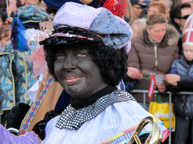 In this Nov. 18, 2012 file photo, a person dressed as “Zwarte Piet” or “Black Pete” attends a parade in Amsterdam, the Netherlands. (AP-Yonhap News)