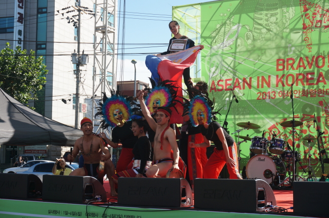 A group of participants show off traditional Filipino dances at the preliminary round of the fifth “Bravo! ASEAN in Korea” festival held in Hongdae, Seoul, on Oct. 5th. (ASEAN-Korea Center)