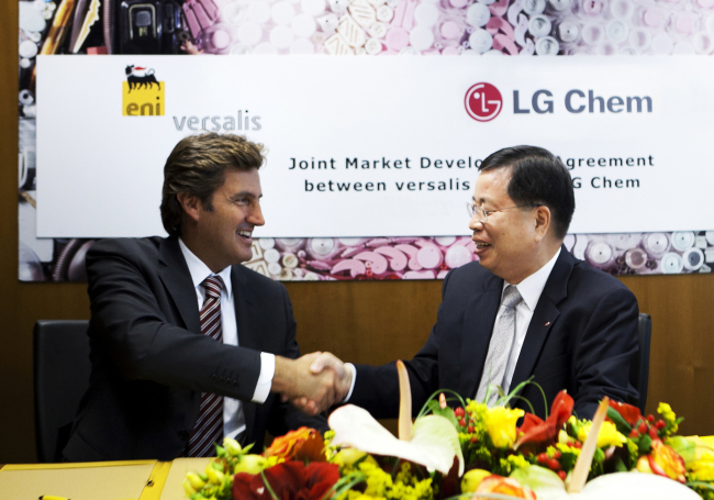 LG Chem CEO Park Jin-soo (right) and Versalis CEO Daniele Ferrari shake hands after concluding an MOU at a ceremony held at the Italian chemical firm’s headquarters in Milan on Wednesday (local time). (LG Chem)