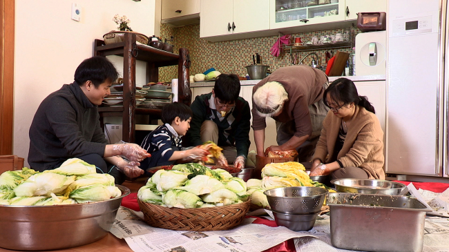 Family members gather to prepare kimchi. (Cultural Heritage Administration)