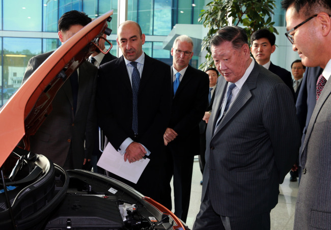 Hyundai Motor Group chairman Chung Mong-koo visits the carmaker’s European headquarters in Offenbach, near Frankfurt, on Thursday. (Hyundai Motor Group)