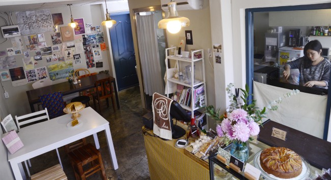Plant dishes out vegan and vegetarian sweets and eats to patrons in a cozy, 10-seat space.(Park Hae-mook/The Korea Herald)