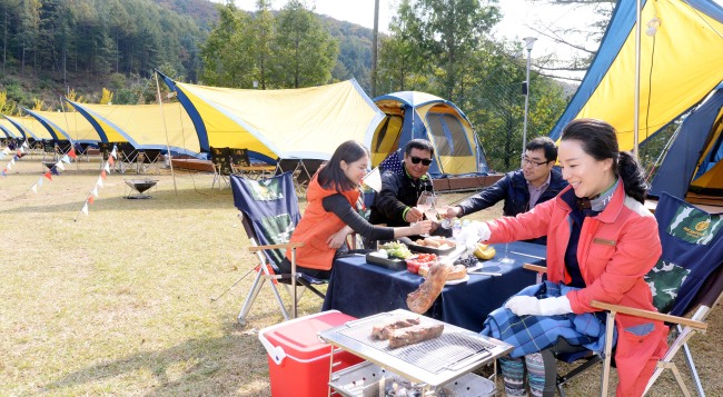 Hanwha Resort opened a “Glamping” village in the tranquil town of Yangpyeong, Gyeonggi Province. The village has 20 furnished tents with barbeque facilities, which don’t offer accommodation. The rental fee per tent for four people is 30,000 won for weekdays and 50,000 won for weekends. With barbeque, the package is available at 130,000 won. Operation hours are between 4 p.m. to 10 p.m. (Park Hyun-koo/The Korea Herald)