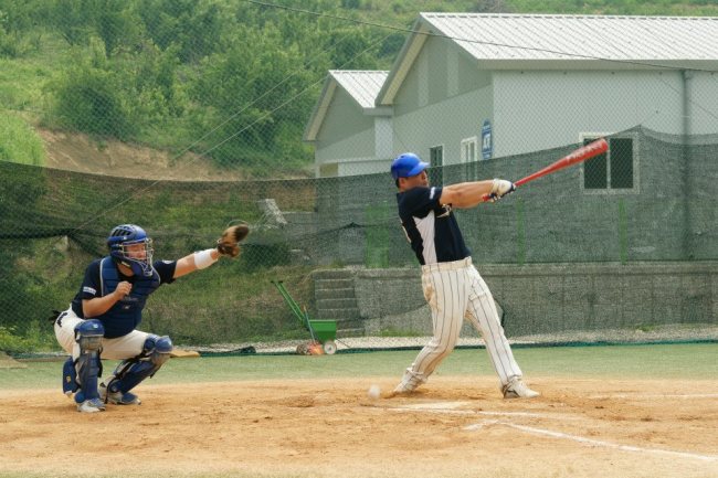 DFLHS alumni association baseball team members slug it out at a community baseball field.(Daewon Foreign Language High School Alumni Association)