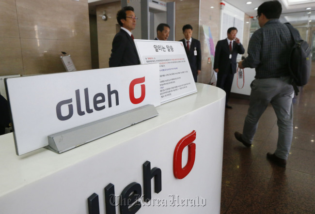 KT Corp. employees are seen after prosecutors began a raid inside the telecom giant`s office in downtown Seoul on Tuesday. (Yonhap News)