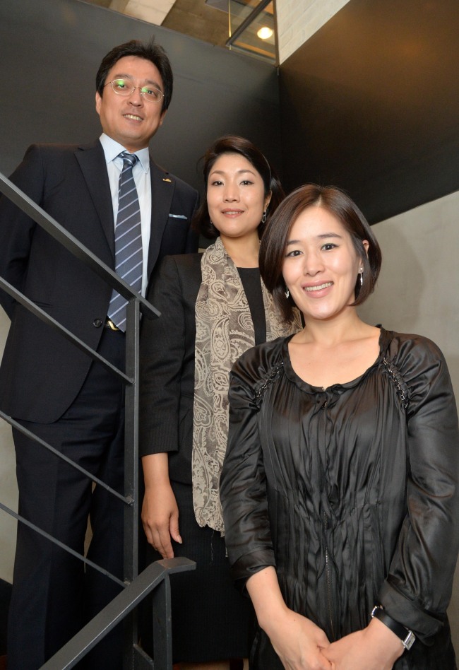 From left: Chang Jae-young, executive director of Royal Academy of Music, Korea Center’s International Relations Office; Shin Jae-eun, head of Korea Center; and Lee Hwa-young, general manager of the Korea Center pose for The Korea Herald at a Seoul caf on Monday. (Lee Sang-sub/The Korea Herald)