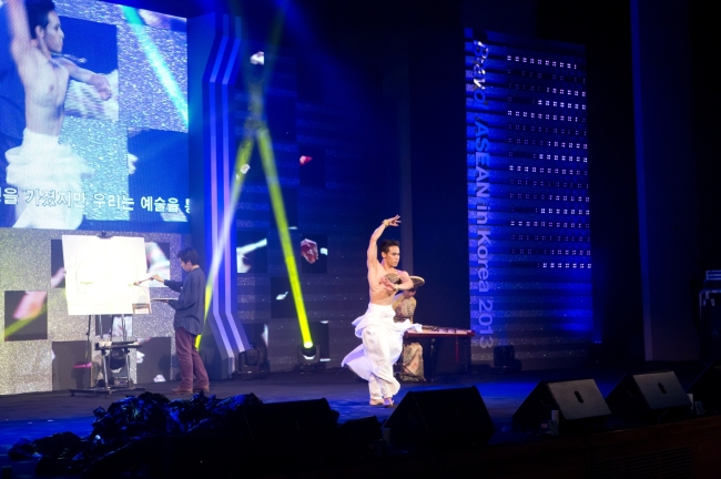 A member of Team Thailand performs “Asean l’espace,” a creative performance of dance, music and art, during the ASEAN-Korea Centre’s “5th Bravo! ASEAN in Korea 2013” festival at the Millennium hall of Konkuk University on Saturday. (ASEAN-Korea Centre)