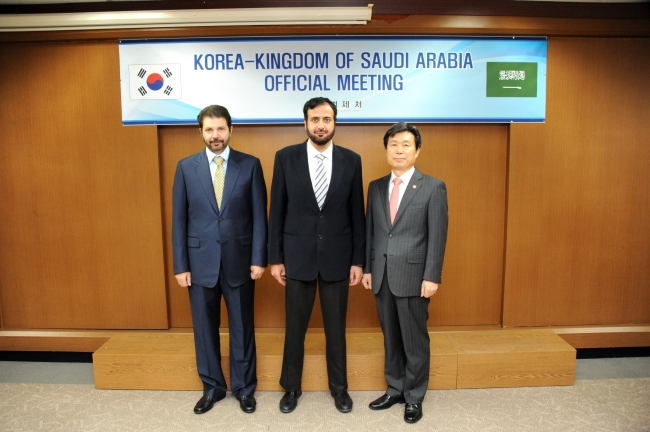 Saudi Ambassador to South Korea Ahmad Younos Al-Barrak (left), Saudi Minister of Commerce and Industry Tawfiq Al-Rabiah (center) and Minister of Government Legislation Je Jeong-boo pose for a photo during a meeting in Seoul on Wednesday. (Saudi Embassy)