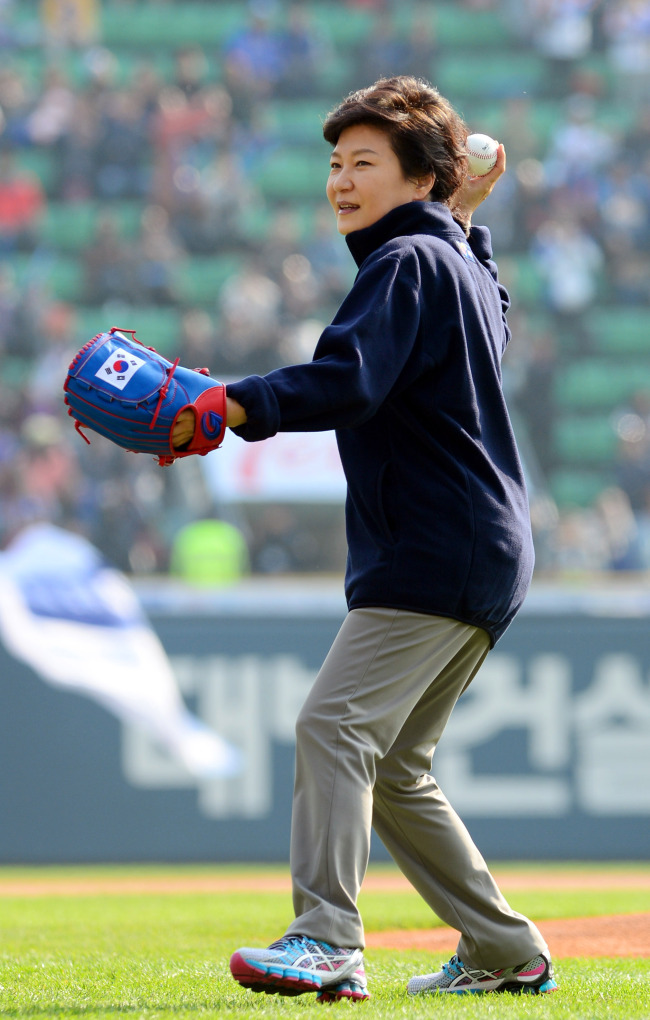 President Park Geun-hye throws the ceremonial first pitch to open Game 3 of the Korean Series between the Doosan Bears and the Samsung Lions at Jamsil Stadium in Seoul on Sunday. (Chung Hee-cho/The Korea Herald)