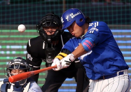 Park Seok-min of the Samsung Lions hits a double in the fourth inning in Game 3 of the Korea Series held in Seoul on Sunday. (Yonhap)