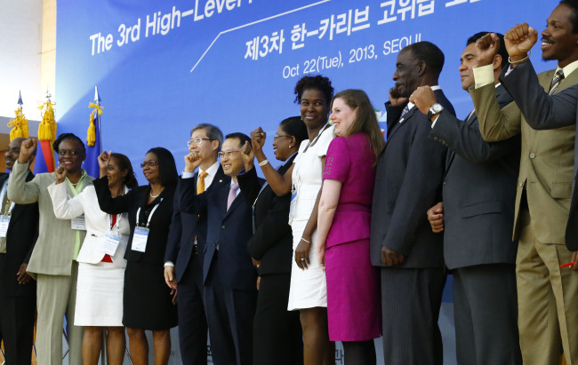 Caribbean and South Korean vice ministers and senior governmental and inter-governmental officials pump their fists in the air as they declare in unison, “Fighting,” a signature South Korean gesture, during the “Third High-Level Forum on Korea-Caribbean Partnership” in Seoul on Tuesday. (Philip Iglauer/The Korea Herald)