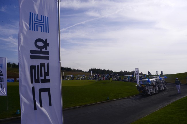 Players warm up for practice the day before the opening of the Herald-KYJ Tour Championship at Lotte Skyhill Jeju Country Club in Seogwipo, Jejudo Island, Monday. (Park Hae-mook/The Korea Herald)