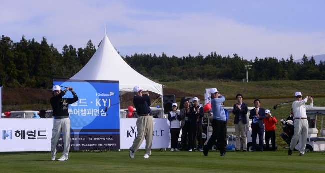 Herald Corp. CEO Lee Young-man (from left), Herald Corp. adviser Sohn Myong-won and Korea Professional Golfers’ Association chairman Hwang Sung-ha hit their ceremonial shots to mark the opening of the Herald-KYJ Tour Championship at Lotte Skyhill Jeju Country Club in Seogwipo, Jejudo Island, Monday. (Related story, photo on Page 19) (Park Hae-mook/The Korea Herald)