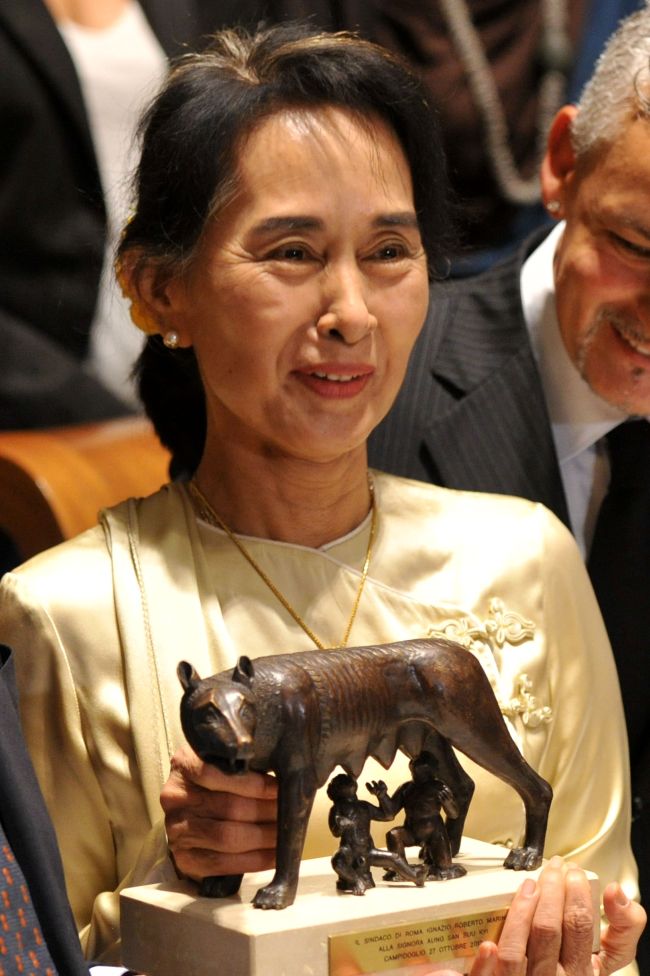 Nobel Peace Laureate and Myanmar opposition leader Aung San Suu Kyi poses as she receives honorary citizenship and the “Rome’s award for Peace and Humanitarian Action” during a ceremony on Sunday at the Cam­pidoglio in Rome. (AFP-Yonhap News)