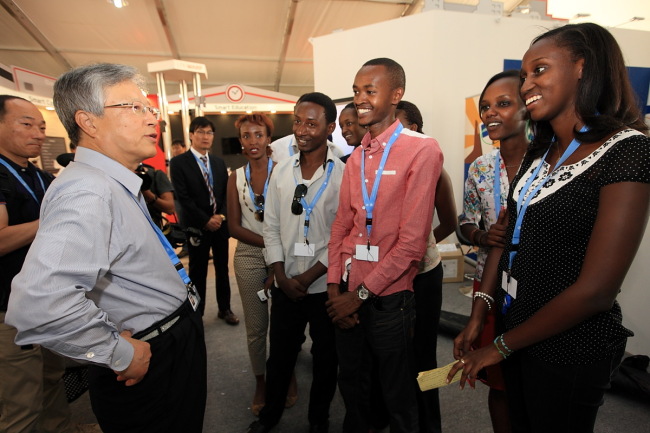 KT chairman Lee Suk-chae meets volunteer workers during his visit to the venue for the Transform Africa Summit that opened in Kigali, Rwanda, on Monday for a four-day run. (KT)