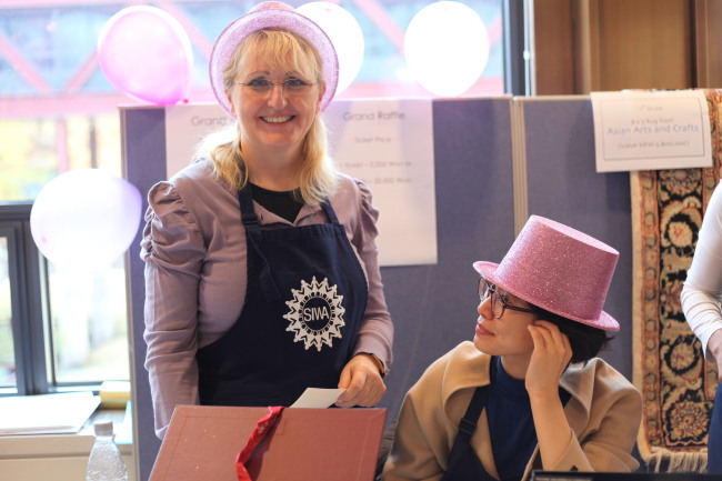 Maria Seidl, Seoul International Women’s Association treasurer, helps run the Grand Raffle at last year’s SIWA Bazaar. (SIWA)