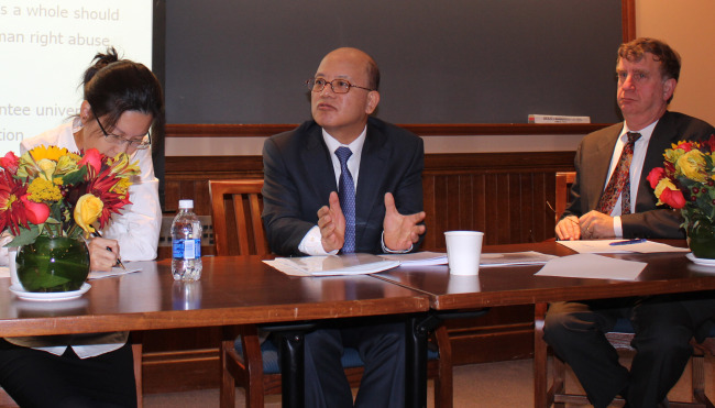 Constitutional Court president Park Han-chul (center) gives a special lecture at Harvard Law School in Cambridge, Massachusetts, Tuesday. (Yonhap News)