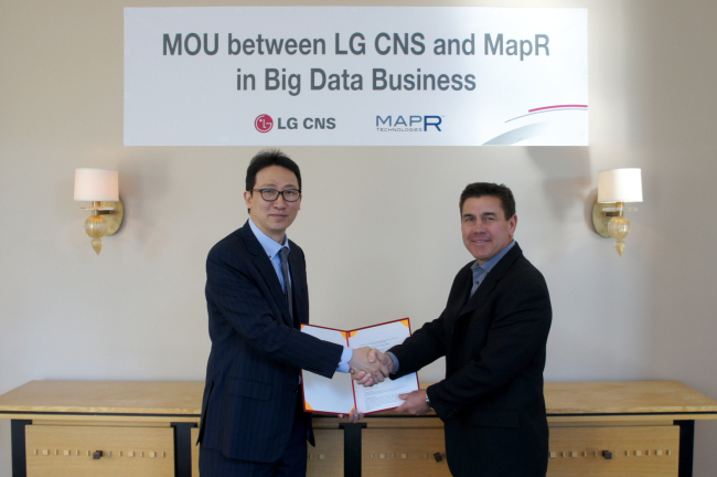 Park Yong-ik (left), senior executive at LG CNS, poses with MapR Technologies CEO John Schroeder after an MOU ceremony to codevelop big-data services in New York on Monday. (LG CNS)