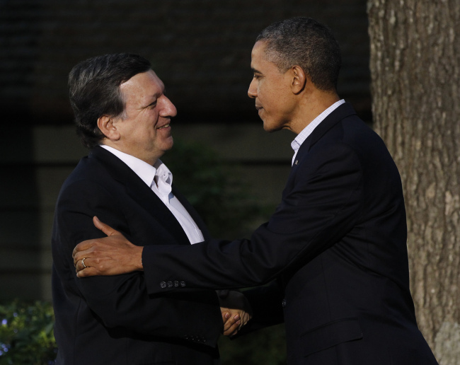 U.S. President Barack Obama (right) greets president of the European Commission Jose Manuel during the G8 Summit in Camp David, Maryland, May 18, 2012 . (AP-Yonhap News)