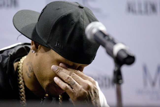 Former Philadelphia 76ers basketball player Allen Iverson wipes his eyes during a news conference on Wednesday in Philadelphia. (AP-Yonhap News)