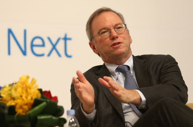 Google chairman Eric Schmidt delivers a lecture at Seoul National University on Thursday. (Yonhap News)