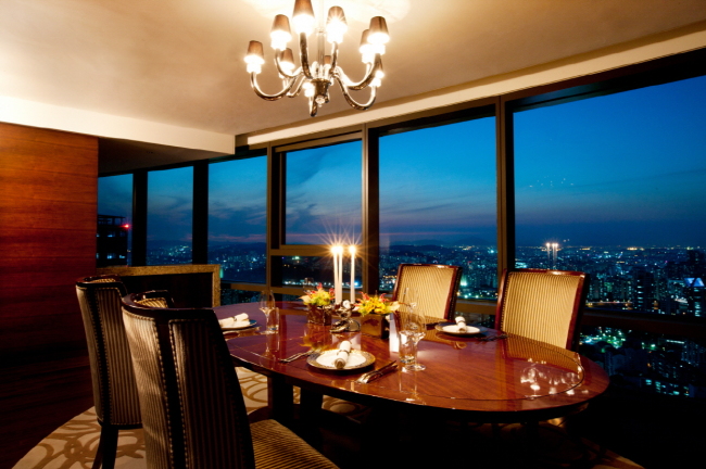 The display for the 8-course menu served at the presidential suite at Sheraton Seoul D Cube City Hotel (Sheraton Seoul D Cube City Hotel)