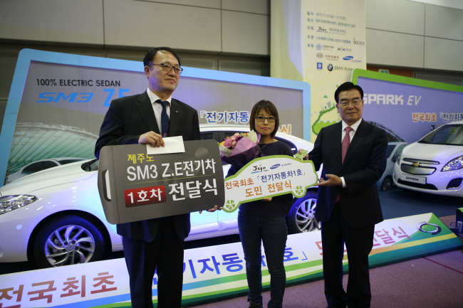 Renault Samsung Motors on Friday handed over the SM3 Z.E. electric car to its first private customer on Jejudo Island where the fourth Smart Grid Day is being held. (Renault Samsung Motors)