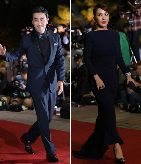 Actor Ryoo Seung-ryong (left) and actress Uhm Jung-hwa, who won the top acting prizes at the Grand Bell Awards, walk the red carpet prior to the award ceremony in Seoul on Friday. (Yonhap News)