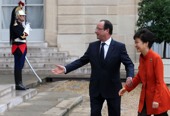 President Park Geun-hye (right) walks into Elysee Palace for a summit with her French counterpart Francois Hollande on Monday. (Yonhap News)