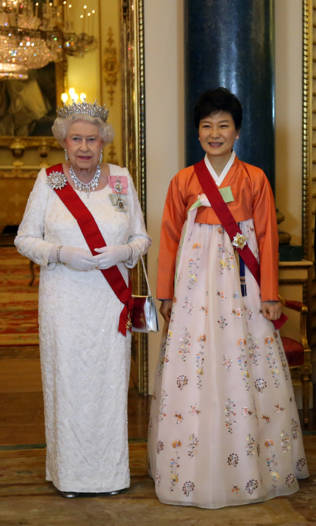 President Park Geun-hye and Britain's Queen Elizabeth II pose for a photo prior to a welcoming dinner at Buckingham Palace in London. (Yonhap News)